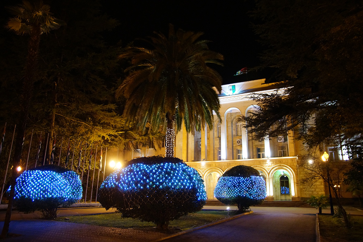 Хорошо в сухуми. Ночная набережная Махаджиров Абхазия. Столица Абхазии город Сухум. Абхазия Сухум музей. Площадь Абхазия Сухуми.