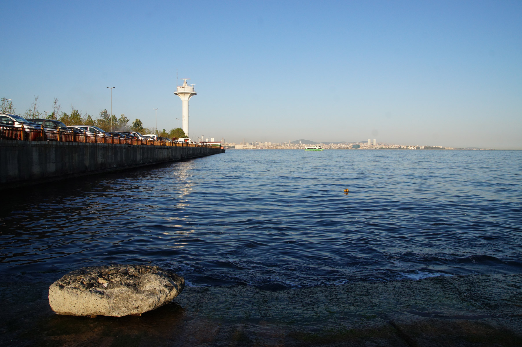Скользкий спуск к воде.

Стамбул, Турция, весна 2019